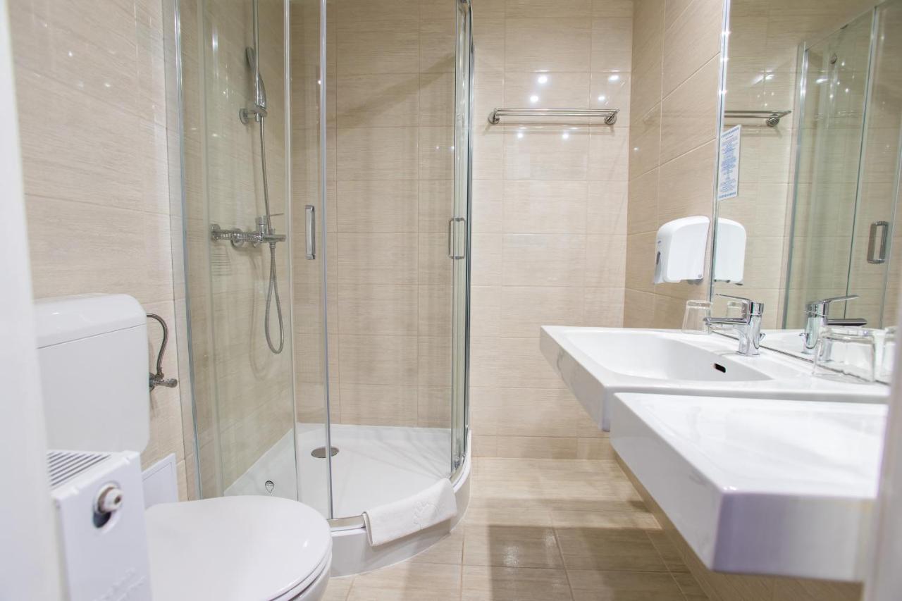 Hotel Arpad Tatabanya Luaran gambar