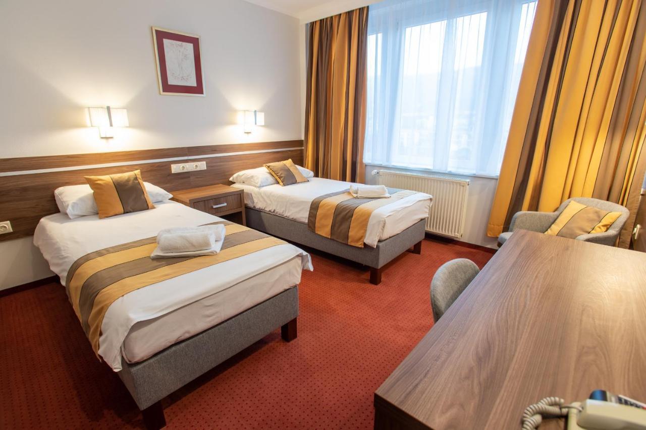 Hotel Arpad Tatabanya Luaran gambar