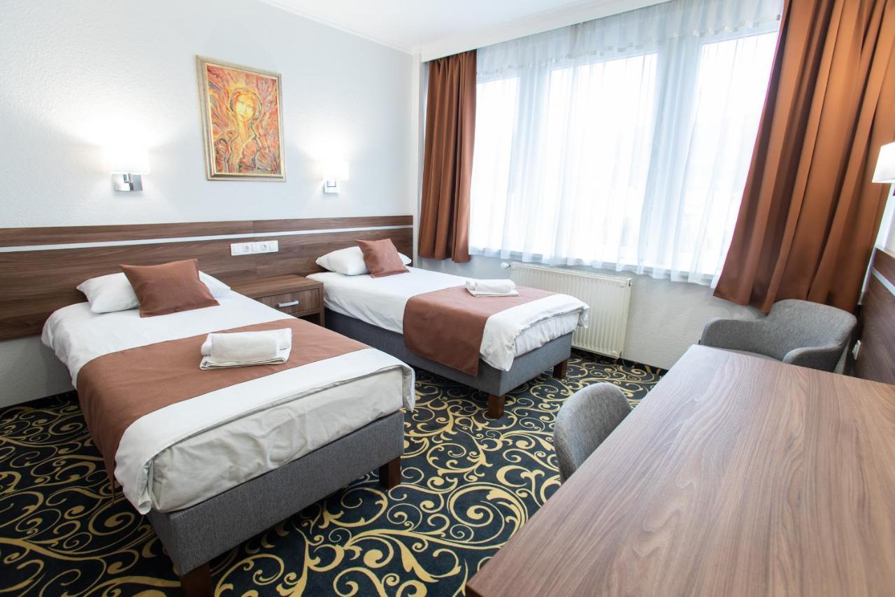 Hotel Arpad Tatabanya Luaran gambar