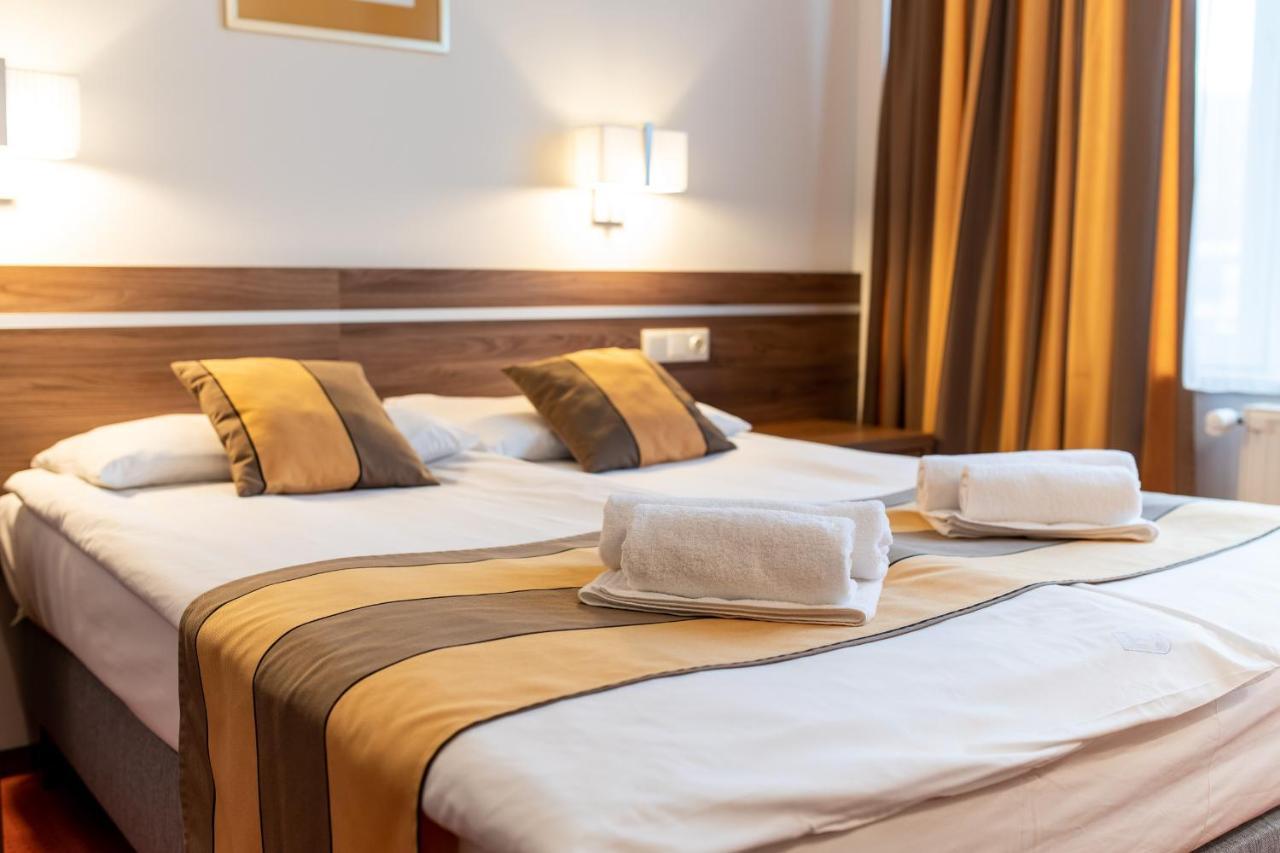 Hotel Arpad Tatabanya Luaran gambar
