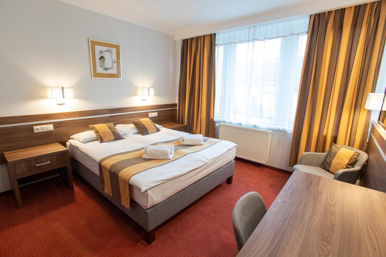 Hotel Arpad Tatabanya Luaran gambar