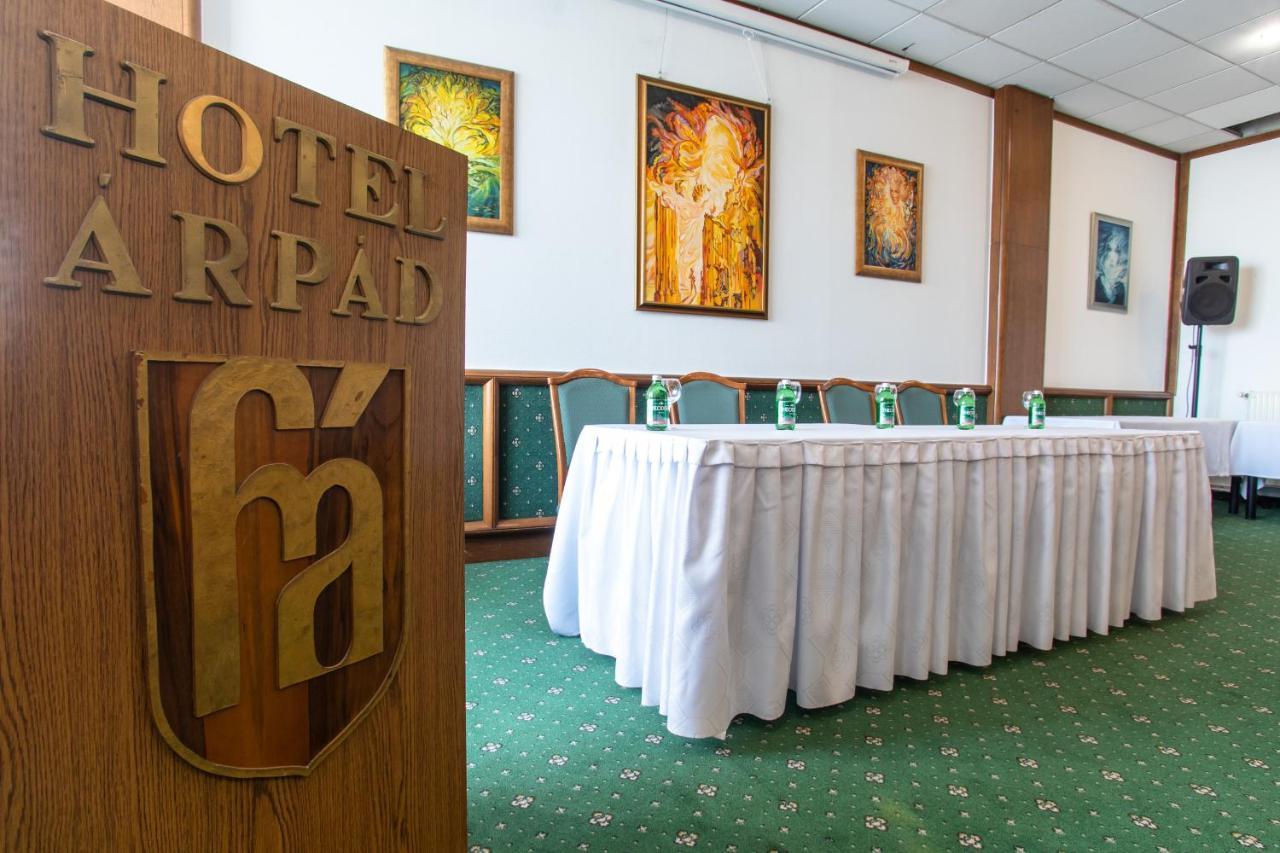 Hotel Arpad Tatabanya Luaran gambar