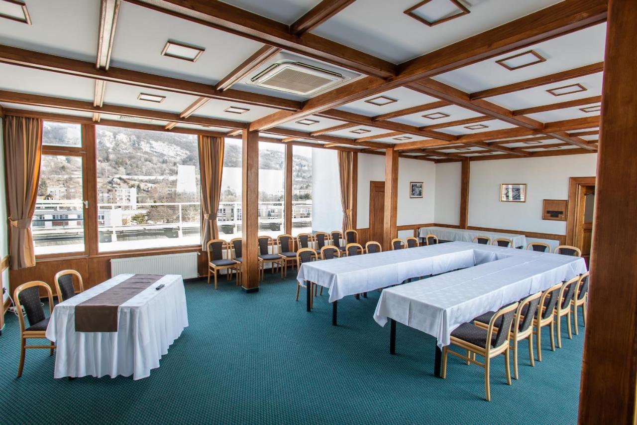 Hotel Arpad Tatabanya Luaran gambar