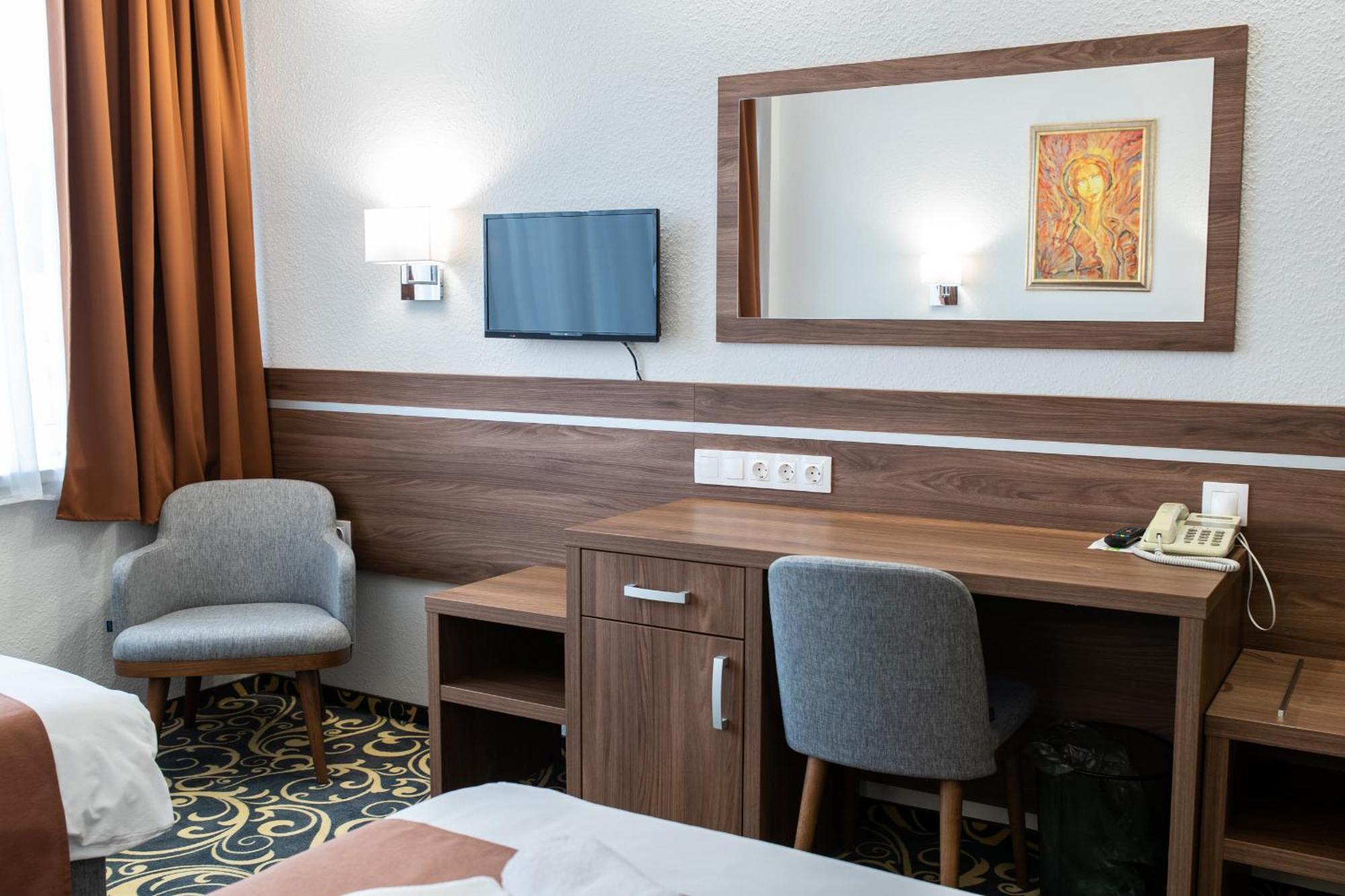 Hotel Arpad Tatabanya Luaran gambar