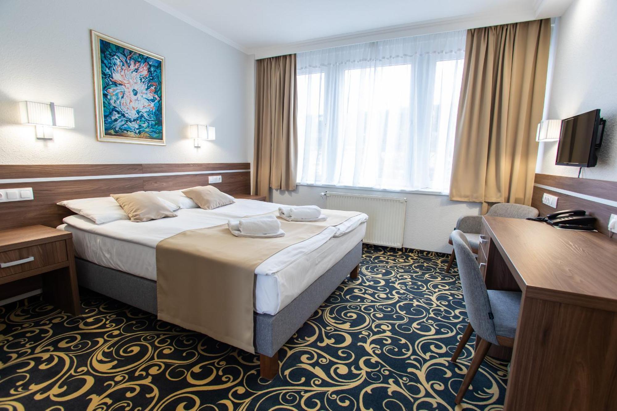 Hotel Arpad Tatabanya Luaran gambar