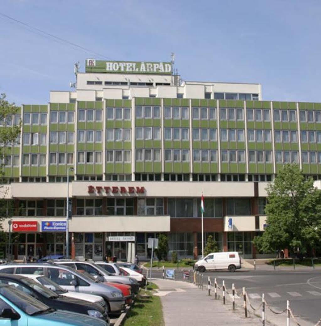 Hotel Arpad Tatabanya Luaran gambar