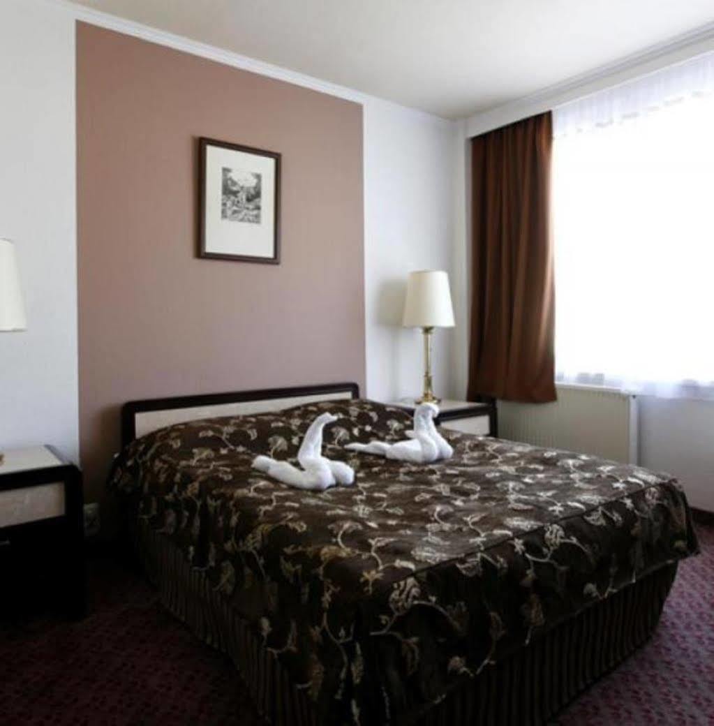 Hotel Arpad Tatabanya Luaran gambar